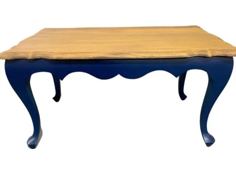 MESA MEDALHÃO - CENTRO - TAMPO  MADEIRA MBUIA - BASE LACA AZUL ESCURO - 1 - ST Mob - Locações de mobiliário para eventos