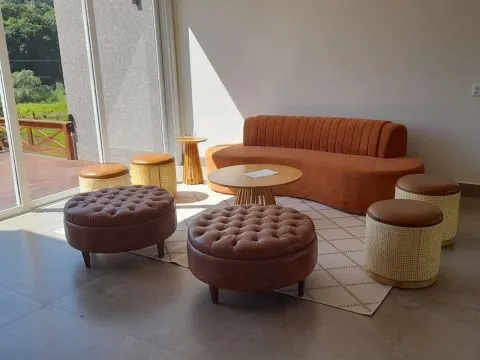 PUFF ROMA -  BASE EM PALHA NATURAL - ASSENTO COURO OCRE - 2 - ST Mob - Locações de mobiliário para eventos