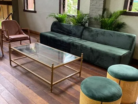 PUFF ROMA - BASE EM PALHA NATURAL - ASSENTO VERDE ESCURO - 2 - ST Mob - Locações de mobiliário para eventos