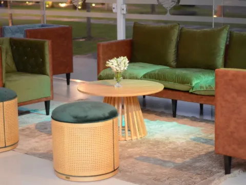 PUFF ROMA - BASE EM PALHA NATURAL - ASSENTO VERDE ESCURO - 4 - ST Mob - Locações de mobiliário para eventos