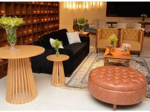 POLTRONA BARI - BASE COURVIN OCRE - ESTOFADO AVELUDADO OURO - 2 - ST Mob - Locações de mobiliário para eventos