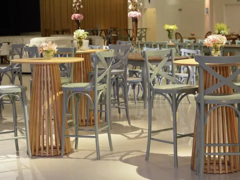BANQUETA BISTRO PARIS - MADEIRA - LACA AZUL CLARO - 2 - ST Mob - Locações de mobiliário para eventos