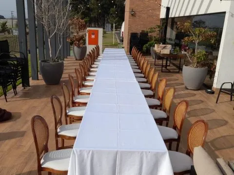 MESA TREVISO COM TOALHA BRANCA OXFORD - 2 - ST Mob - Locações de mobiliário para eventos