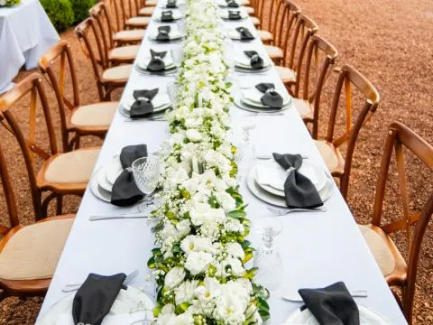 MESA TREVISO COM TOALHA BRANCA OXFORD - 1 - ST Mob - Locações de mobiliário para eventos