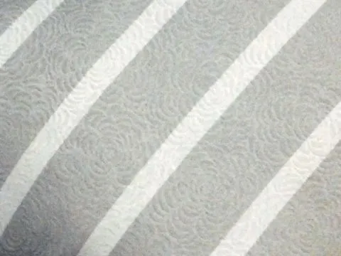 ALMOFADA - GELA - LISTRADA - CINZA CLARO E OFF WHITE - 1 - ST Mob - Locações de mobiliário para eventos