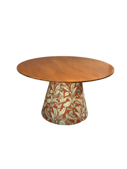 MESA ASTI - 1,40 Ø - BASE FLORAL TERRACOTA - TAMPO IMBUIA ST Mob - Locações de mobiliário para eventos