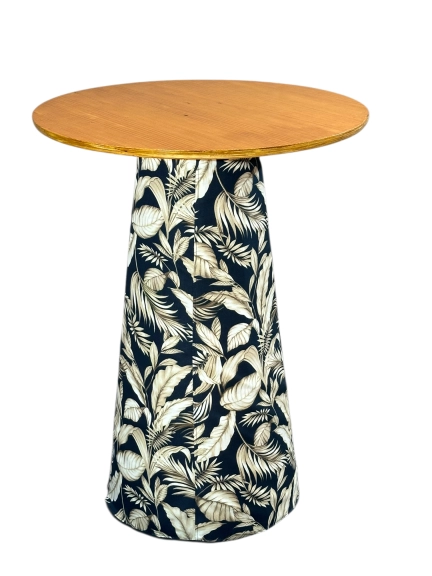 MESA ASTI - BISTRO ALTA - BASE FLORAL AZUL ESCURO - TAMPO MADEIRA MEL ST Mob - Locações de mobiliário para eventos