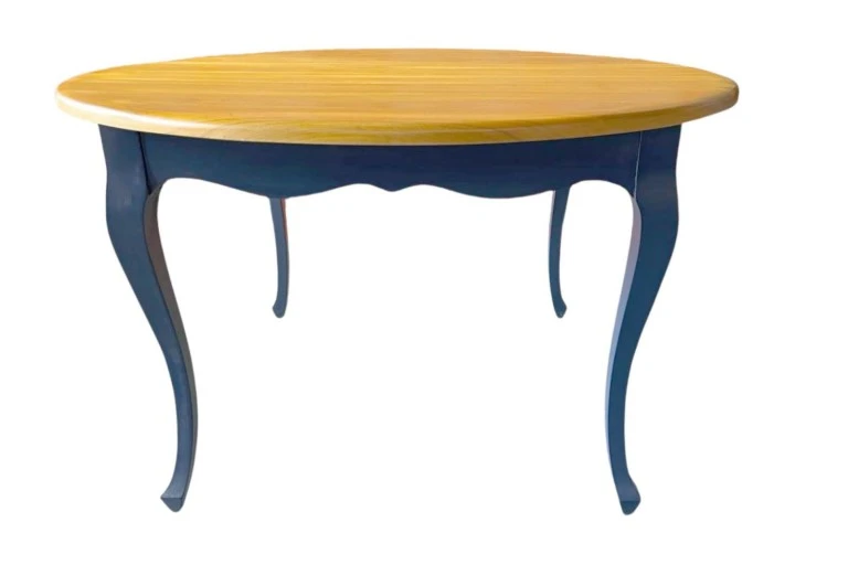 MESA MEDALHÃO - 1,20 Ø - TAMPO MADEIRA MEL - BASE LACA AZUL ESCURO ST Mob - Locações de mobiliário para eventos