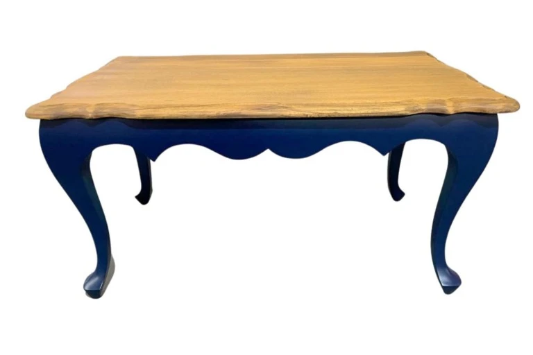 MESA MEDALHÃO - CENTRO - TAMPO  MADEIRA MBUIA - BASE LACA AZUL ESCURO ST Mob - Locações de mobiliário para eventos