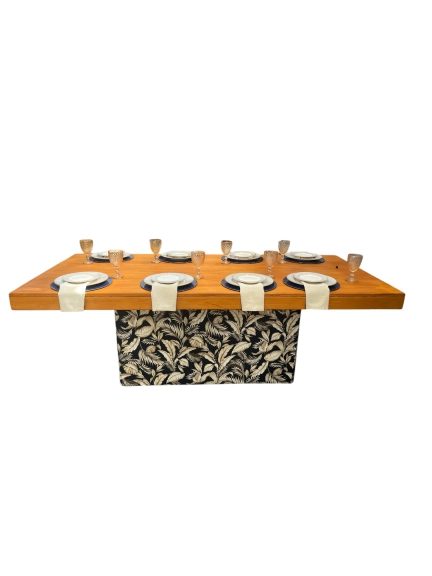 MESA PÁVIA - TAMPO MADEIRA MEL - BASE FLORAL AZUL ESCURO ST Mob - Locações de mobiliário para eventos