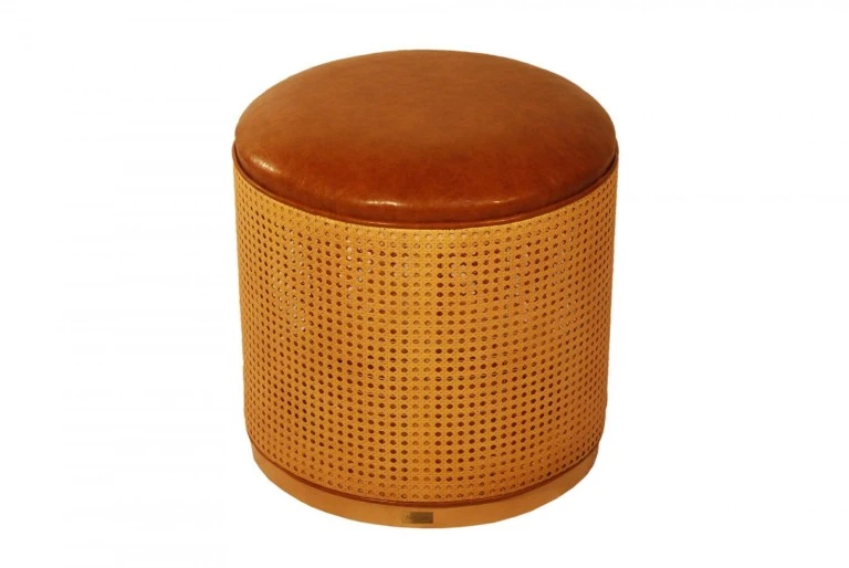 PUFF ROMA -  BASE EM PALHA NATURAL - ASSENTO COURO OCRE ST Mob - Locações de mobiliário para eventos