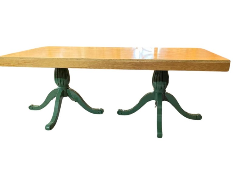 MESA ALBA - TAMPO MADEIRA MEL - BASE LACA VERDE ESCURO ST Mob - Locações de mobiliário para eventos