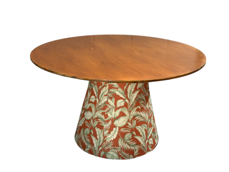MESA ASTI - 1,40Ø - BASE FLORAL TERRACOTA - TAMPO IMBUIA ST Mob - Locações de mobiliário para eventos