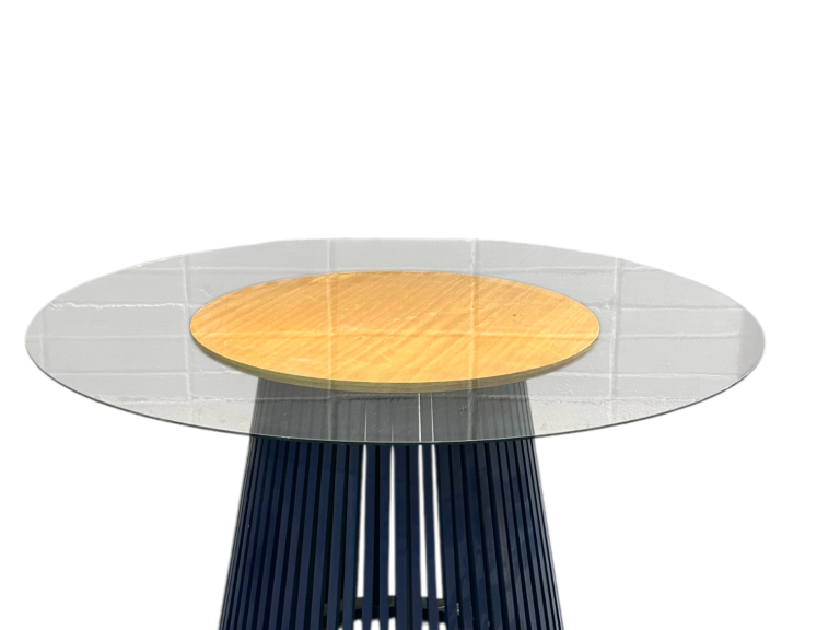 MESA ASTI - 1,40Ø - BASE LACA AZUL ESCURO - TAMPO VIDRO ST Mob - Locações de mobiliário para eventos