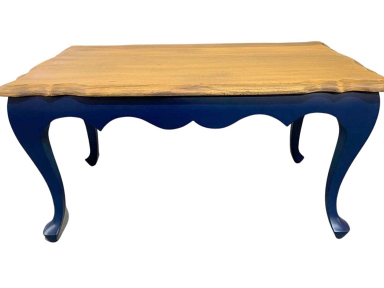 MESA MEDALHÃO - CENTRO - TAMPO MADEIRA MBUIA - BASE LACA AZUL ESCURO ST Mob - Locações de mobiliário para eventos