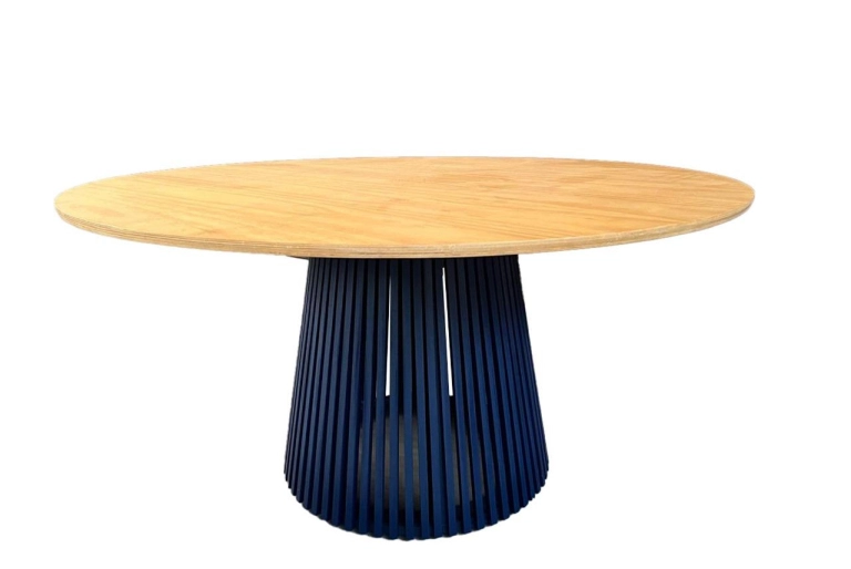 MESA ASTI - 1,60 Ø - TAMPO MADEIRA MEL - BASE LACA AZUL ESCURO ST Mob - Locações de mobiliário para eventos