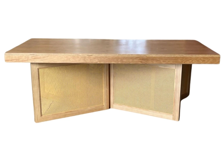 MESA SENAGO - MADEIRA MEL - BASE COM DETALHE EM PALHA NATURAL ST Mob - Locações de mobiliário para eventos