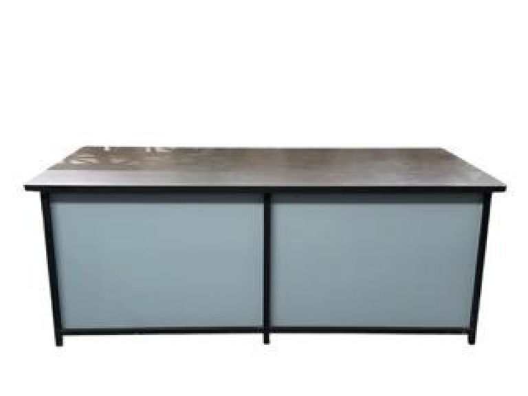 BALCAO ARZANO - BASE FERRO PRETA - LATERAL AZUL CLARO - TAMPO PRETO ST Mob - Locações de mobiliário para eventos