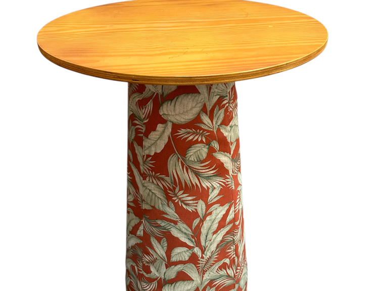 MESA ASTI - BISTRO ALTA - BASE FLORAL TERRACOTA - TAMPO MADEIRA ST Mob - Locações de mobiliário para eventos