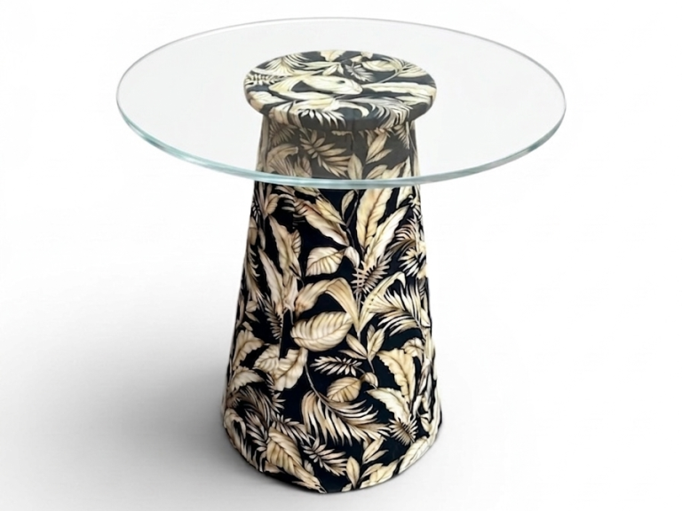 MESA ASTI - BISTRO BAIXA - BASE FLORAL AZUL - TAMPO VIDRO ST Mob - Locações de mobiliário para eventos