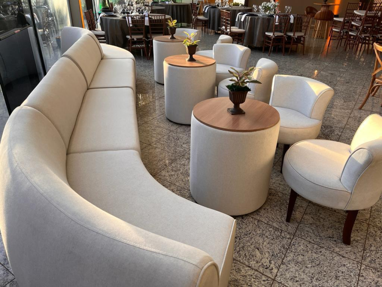 MESA BÉRGAMO - BISTRO BAIXA - LINHÃO CRU ST Mob - Locações de mobiliário para eventos