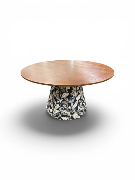 MESA ASTI - 1,40 Ø - BASE FLORAL AZUL - TAMPO IMBUIA ST Mob - Locações de mobiliário para eventos