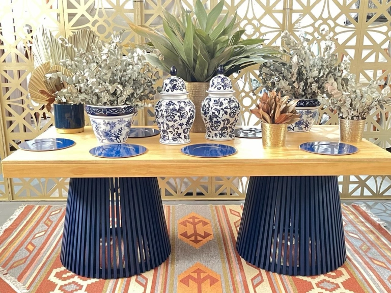 MESA TRISSINO - TAMPO MADEIRA MEL - BASE MADEIRA LACA AZUL ESCURO ST Mob - Locações de mobiliário para eventos