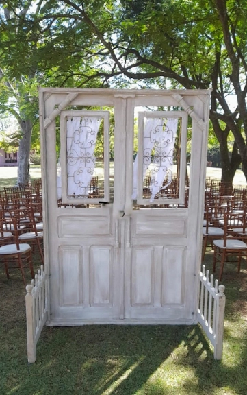 PORTA RAFFAELLO - FERRO E MADEIRA PATINADA OFF WHITE ST Mob - Locações de mobiliário para eventos
