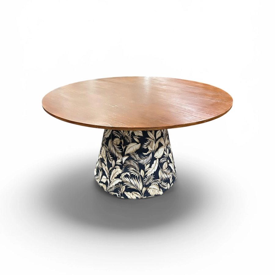 MESA ASTI - 1,40 Ø - BASE FLORAL AZUL - TAMPO IMBUIA ST Mob - Locações de mobiliário para eventos