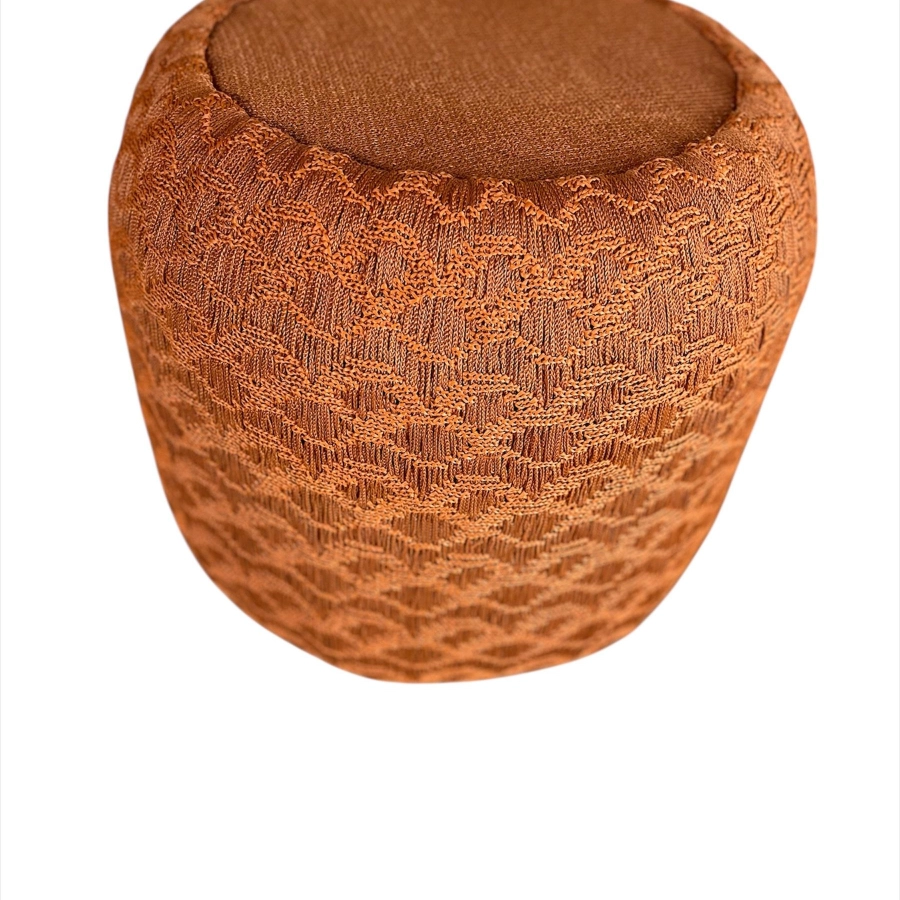 PUFF PORTICCI - TRAMAS FEITAS A MÃO - TERRACOTA ST Mob - Locações de mobiliário para eventos