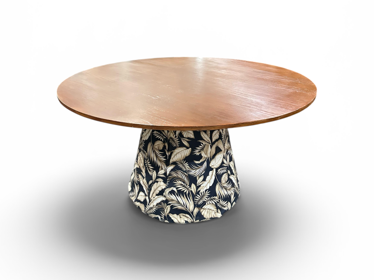 MESA ASTI - 1,40 Ø - BASE FLORAL AZUL - TAMPO IMBUIA ST Mob - Locações de mobiliário para eventos