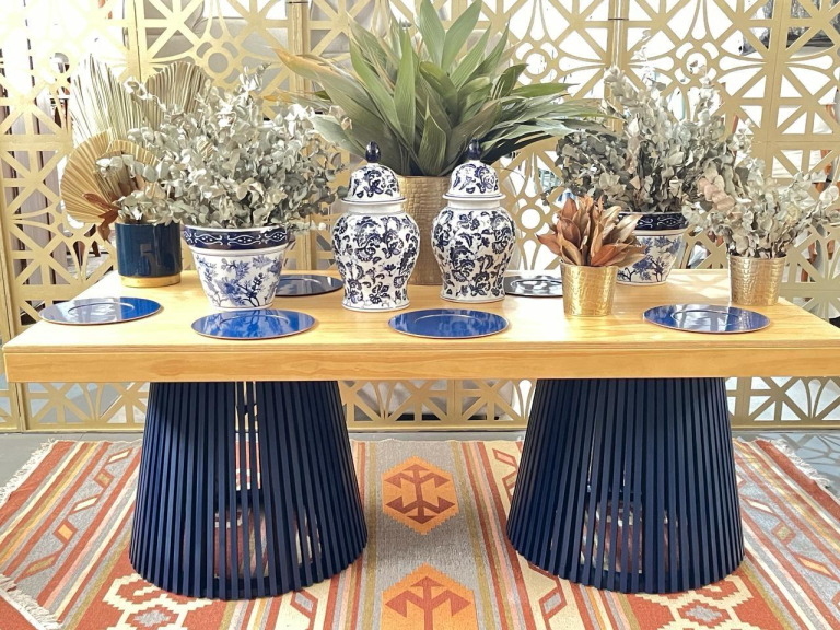 MESA TRISSINO - TAMPO MADEIRA MEL - BASE MADEIRA LACA AZUL ESCURO ST Mob - Locações de mobiliário para eventos
