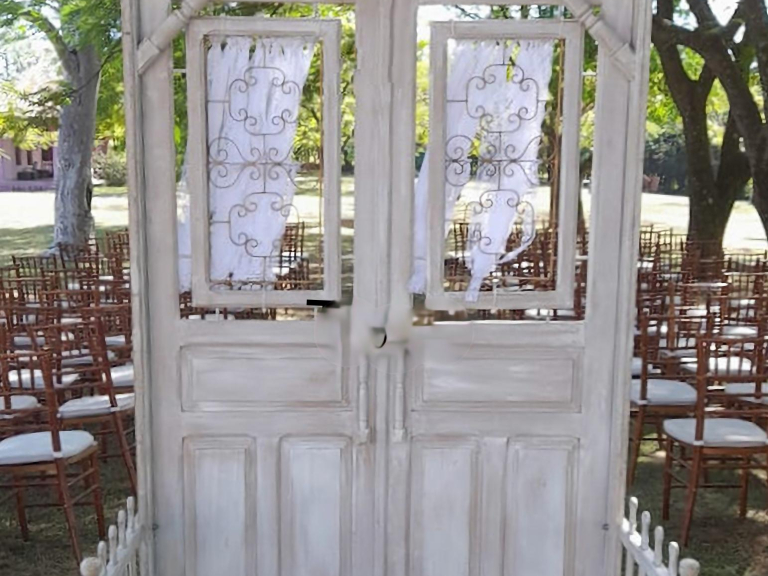 PORTA RAFFAELLO - FERRO E MADEIRA PATINADA OFF WHITE ST Mob - Locações de mobiliário para eventos