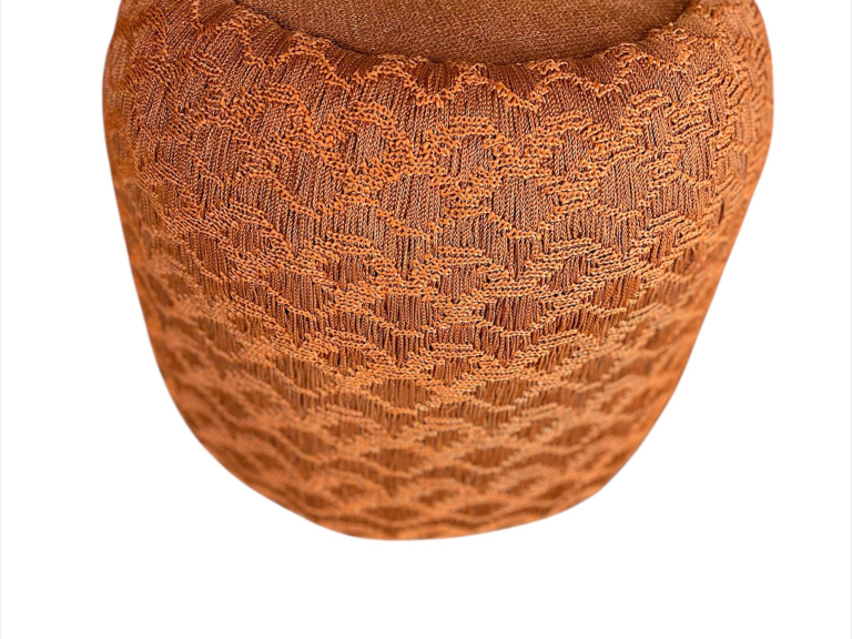 PUFF PORTICCI - TRAMAS FEITAS A MÃO - TERRACOTA ST Mob - Locações de mobiliário para eventos