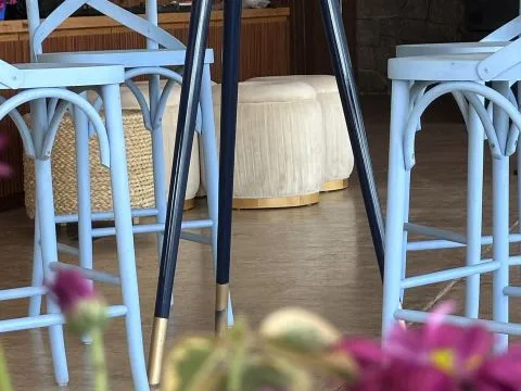 MESA MATERA - BISTRO ALTA  - MADEIRA - LACA AZUL ESCURO - DETALHE DOURADO - 3 - ST Mob - Locações de mobiliário para eventos