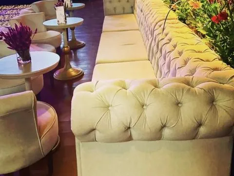 MESA CAGLIARI - BISTRO BAIXA  - MADEIRA - LACA CRU - DET. DOURADO - 3 - ST Mob - Locações de mobiliário para eventos
