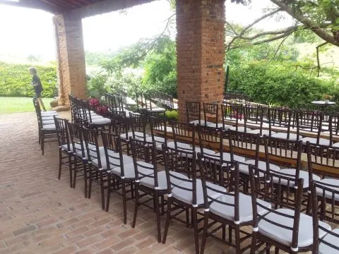 CADEIRA TIFFANY - ASSENTO BEGE - POLIPROPILENO - CHOCOLATE - 2 - ST Mob - Locações de mobiliário para eventos