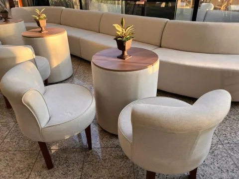 MESA BÉRGAMO - BISTRO BAIXA - LINHÃO CRU - 8 - ST Mob - Locações de mobiliário para eventos