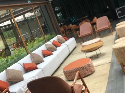 SOFÁ ALTAMURA - RETO - MODULAR - 1,40 - LINHÃO CRU - 3 - ST Mob - Locações de mobiliário para eventos