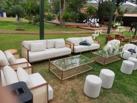 SOFÁ SALUZZO - MADEIRA IMBUIA - ESTOFADO CRU - LATERAL COM DETALHE EM PALHA NATURAL - 1 - ST Mob - Locações de mobiliário para eventos