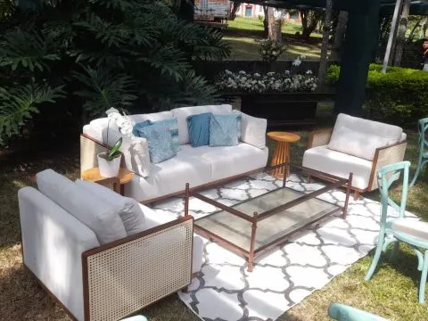 SOFÁ SALUZZO - MADEIRA IMBUIA - ESTOFADO CRU - LATERAL COM DETALHE EM PALHA NATURAL - 3 - ST Mob - Locações de mobiliário para eventos