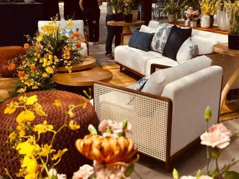 POLTRONA SALUZZO -  MADEIRA IMBUIA - ESTOFADO CRU - LATERAL COM DETALHE EM PALHA NATURAL - 3 - ST Mob - Locações de mobiliário para eventos