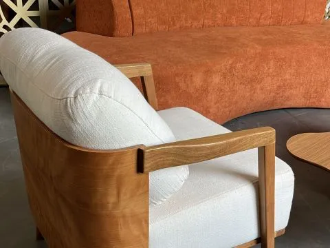 POLTRONA LISSONE - MADEIRA IMBUIA - ASSENTO E ENCOSTO OFF WHITE - 3 - ST Mob - Locações de mobiliário para eventos