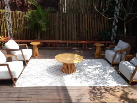 POLTRONA LISSONE - MADEIRA IMBUIA - ASSENTO E ENCOSTO OFF WHITE - 1 - ST Mob - Locações de mobiliário para eventos