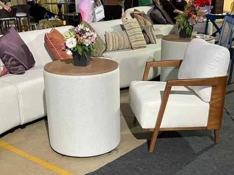 POLTRONA LISSONE - MADEIRA IMBUIA - ASSENTO E ENCOSTO OFF WHITE - 2 - ST Mob - Locações de mobiliário para eventos