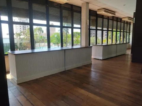 BALCÃO - D'LUIS - TAMPO IMBUIA - BASE RIPADA BRANCA - 3 - ST Mob - Locações de mobiliário para eventos