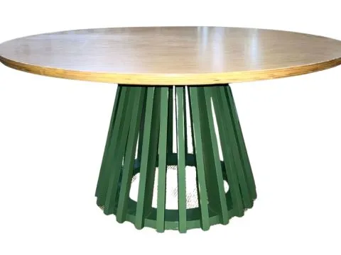 MESA ASTI - CENTRO - TAMPO MADEIRA MEL - BASE LACA VERDE ESCURO - 1 - ST Mob - Locações de mobiliário para eventos
