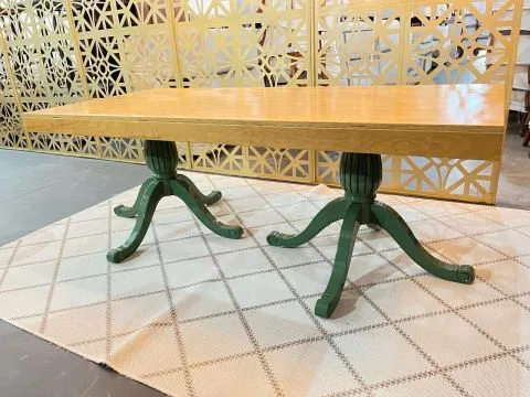 MESA ALBA - TAMPO MADEIRA MEL - BASE LACA VERDE ESCURO - 1 - ST Mob - Locações de mobiliário para eventos