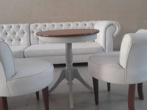 MESA MIRANO - BISTRO BAIXA - TAMPO IMBUIA - BASE LACA CINZA CLARO - 4 - ST Mob - Locações de mobiliário para eventos