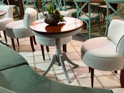 MESA MIRANO - BISTRO BAIXA - TAMPO IMBUIA - BASE LACA CINZA CLARO - 3 - ST Mob - Locações de mobiliário para eventos